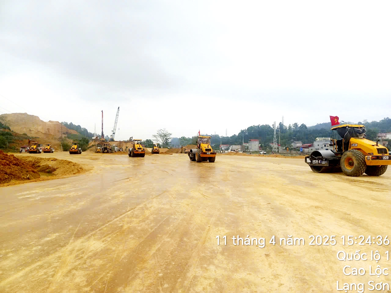 Xe lu JCB 116D tại dự án cao tốc Hữu Nghị - Chi Lăng, tỉnh Lạng Sơn