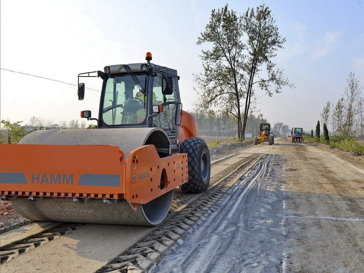 Sự khác biệt giữa hai xe Lu Hamm và xe lu Sakai